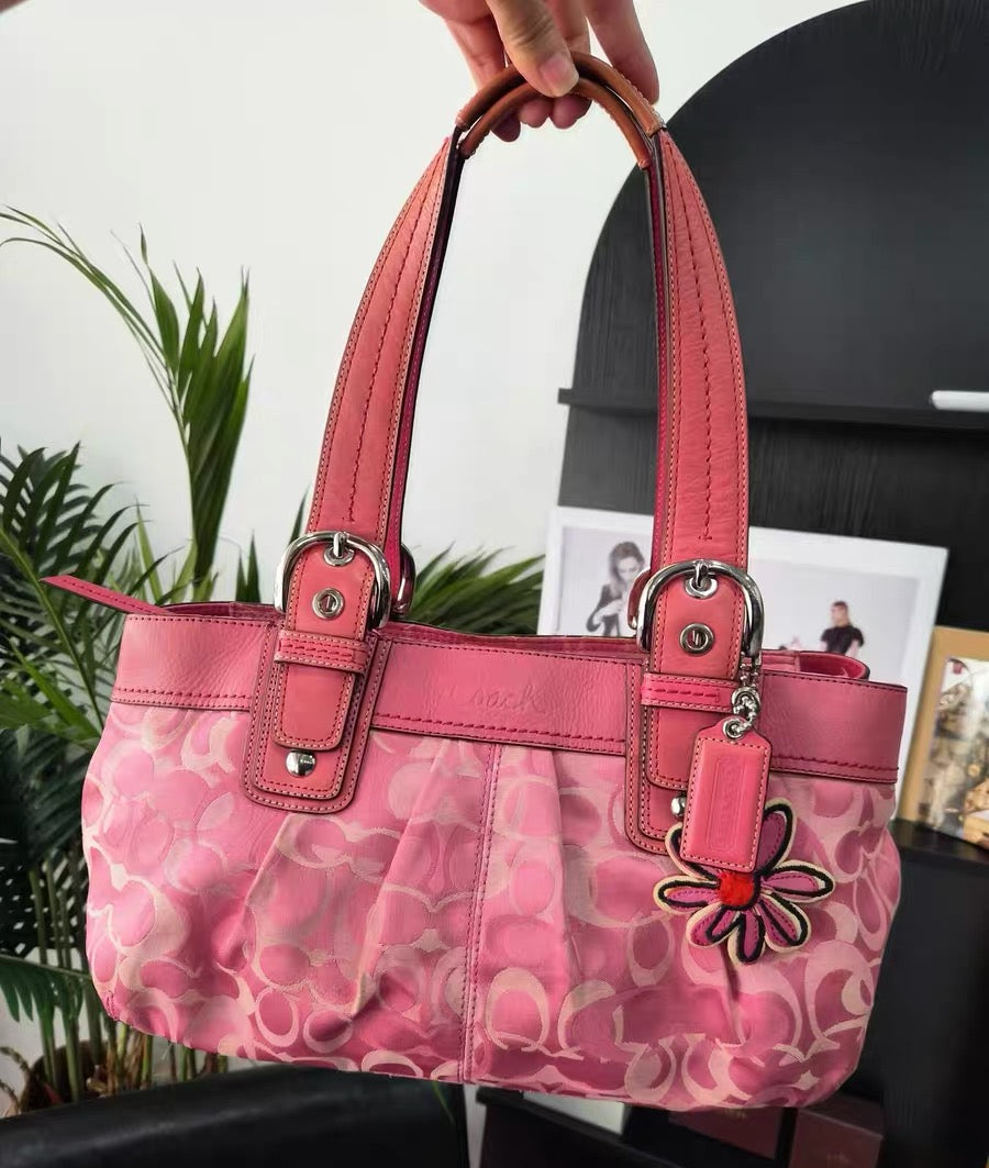Coach Soho Pleated Signature C
Tote in baby pink
